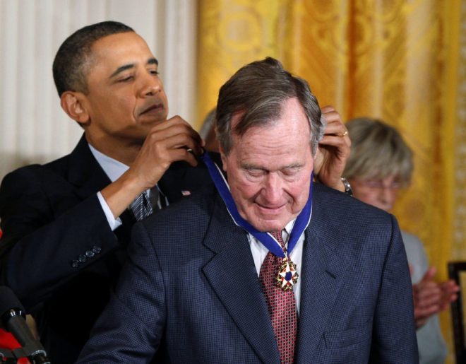 Eski başkanlardan Obama, Bush'a 'Başkanlık Özgürlük Madalyası' takarken.