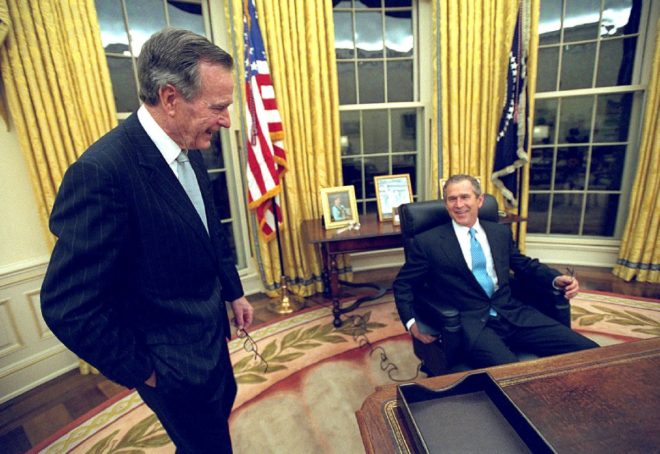 Baba Bush, oğlunun görevi devraldığı gün yanındaydı. 