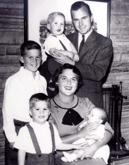 George H. W. Bush, Neil, George W., Barbara, Jeb ve Marvin 1956 yılından bir aile fotoğrafı.