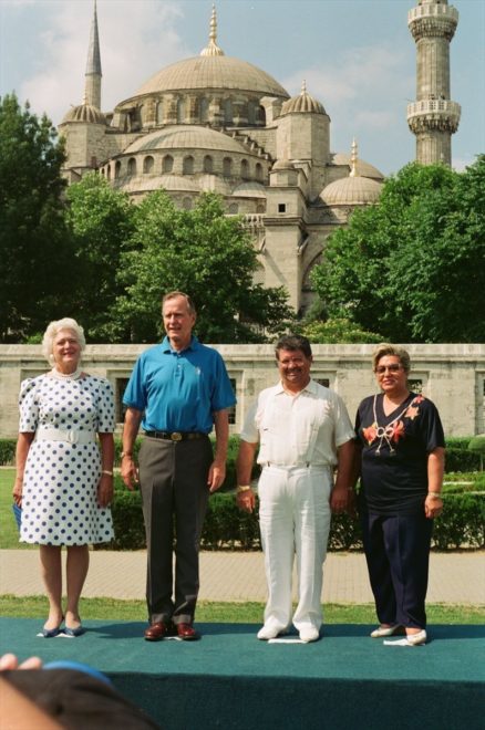 ABD'nin 41. Başkanı George Herbert Walker Bush'un eşi ve ABD'nin 43. Başkanı George Walker Bush'un annesi Barbara Bush, 1991'de Türkiye'yi ziyaret etmişti. Bush ailesi ziyarette dönemin Cumhurbaşkanı Turgut Özal ve eşi Semra Özal ile birlikte Sultanahmet Camii önünde basına poz vermişti. 