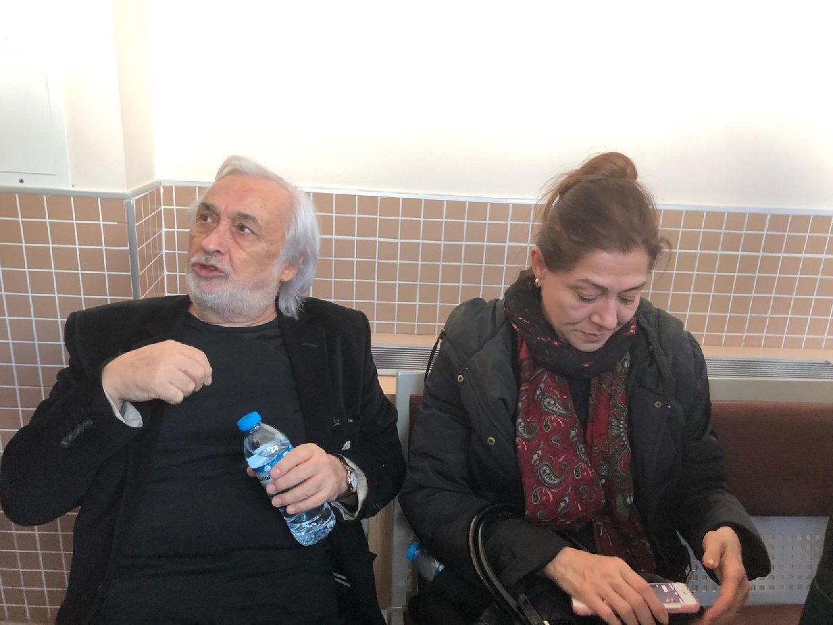 FOTO:SÖZCÜ - Müjdat Gezen'i eşi Leyla Turgut da yalnız bırakmadı.