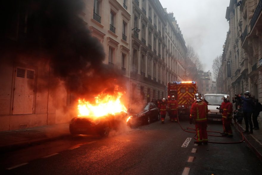 Yakılan araçlara itfaiye ekipleri müdahale ediyor. Reuters