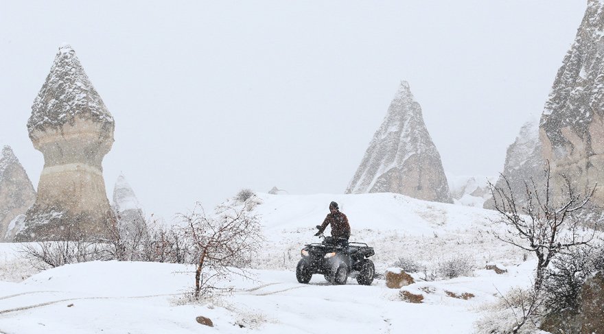 Türkiye'nin önemli turizm merkezlerinden olan Kapadokya bölgesinde gece saatlerinde başlayan kar yağışı peribacalarını beyaza bürüdü.