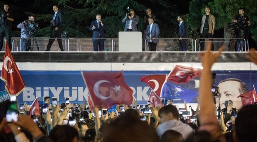 Saat 22:33'te Tarabya'daki Huber Köşkü'nde basın toplantısı düzenleyen Erdoğan, zaferini ilan etti