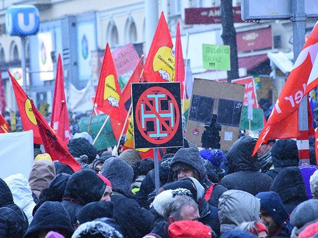 Avusturya'da on binler sokağa çıktı! 'Nazilere hayır'