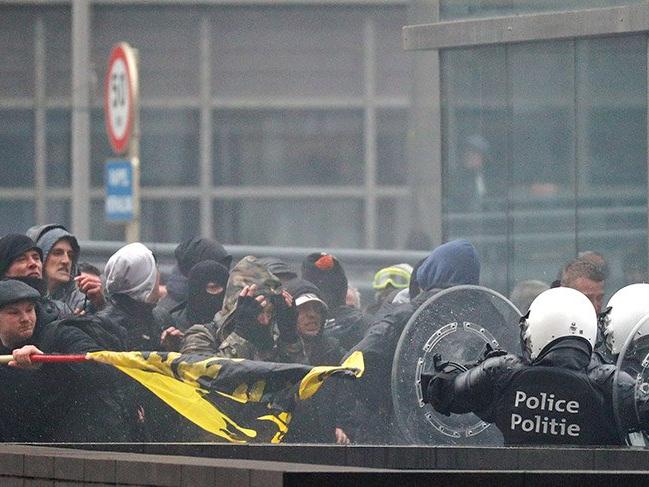 Brüksel'de aşırı sağcılar AB binasına saldırdı