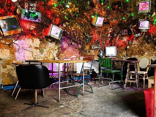Şaşırtıcı dekorasyonlarıyla Budapeşte’nin harabe barları
