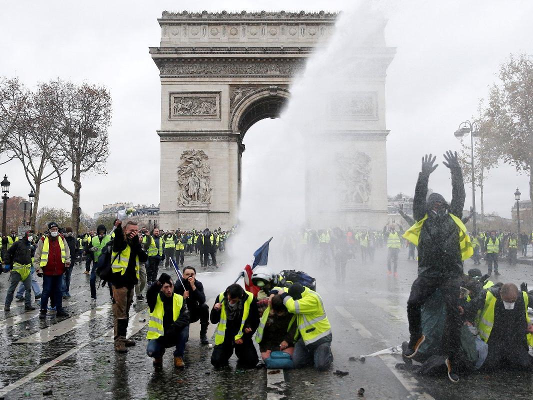 Fransa karıştı... Macron Paris'e gitti... OHAL gündemde