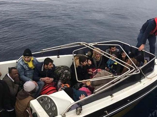 Çeşme'de 23 göçmen yakalandı
