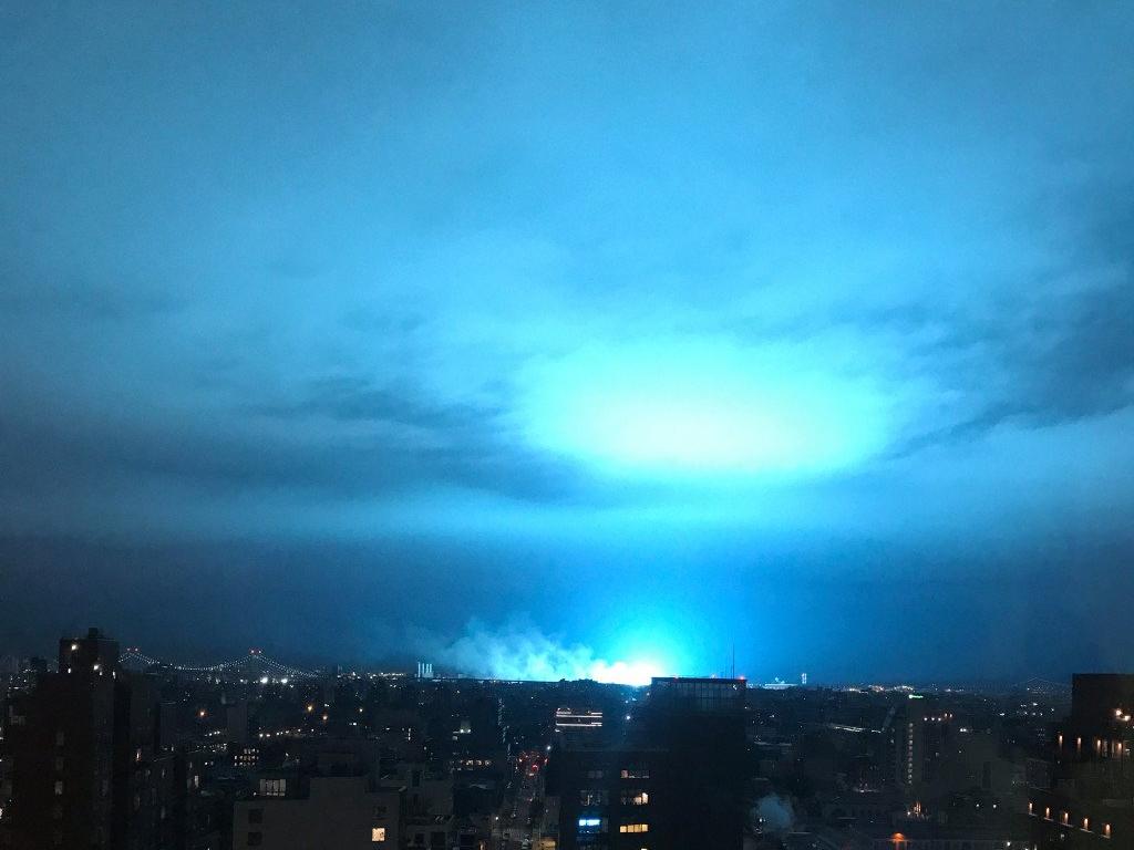 New York'ta korkutan patlama... Gece yarısı gökyüzü masmavi oldu