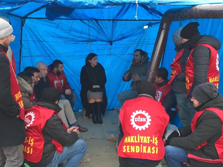 İşten çıkarıldıkları için çadırda eylem yapan işçilere milletvekillerinden destek