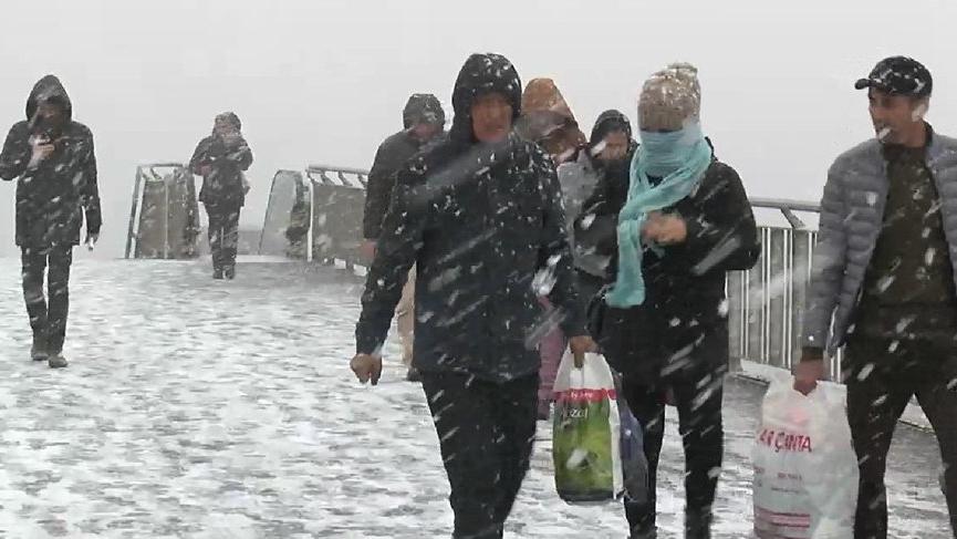 Kar İstanbul'u sardı! Meteoroloji'den uyarılar geliyor...