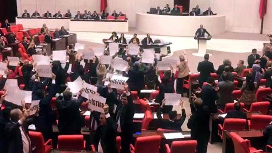 CHP'lilerden Meclis'te istifa protestosu