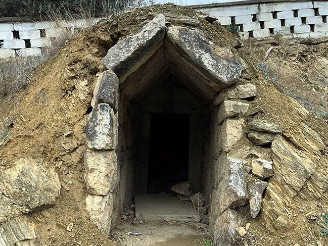 2 bin 500 yıllık mezar odaları talan ediliyor