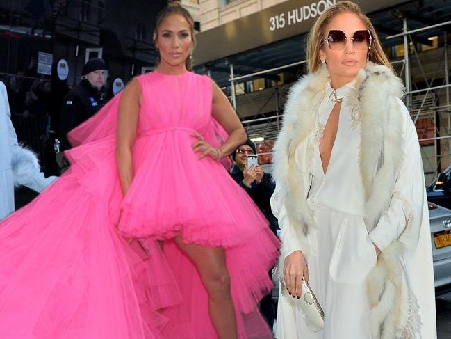 Jennifer Lopez stiliyle adeta kendiyle yarışıyor