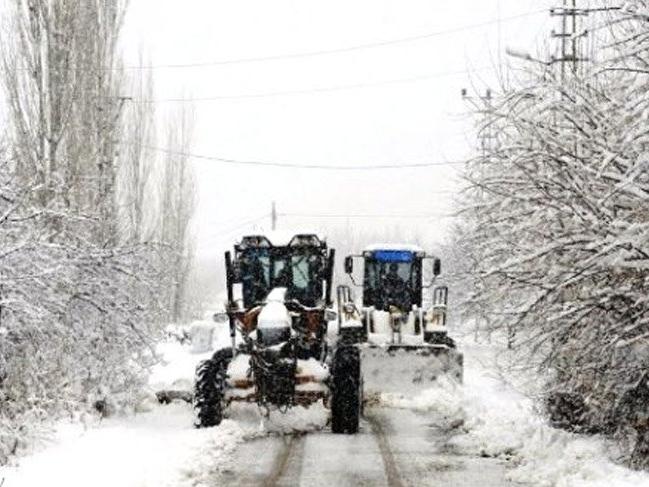 Yoğun kar ve tipi Ardahan'da ulaşımı olumsuz etkiledi