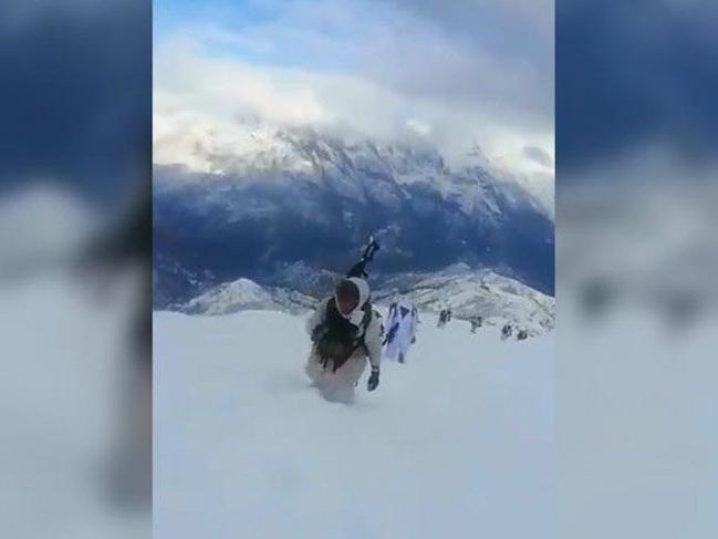 Mehmetçik kar kaplı dağlarda terörist kovalıyor