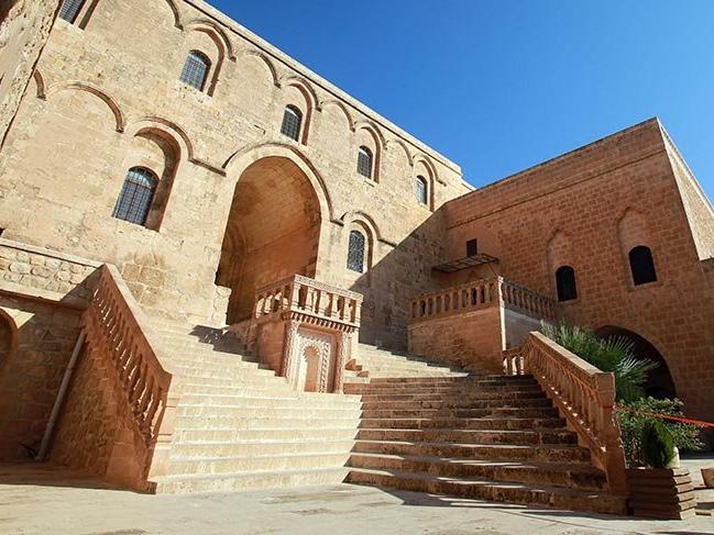 Mardin'deki 1500 yıllık Deyrulzaferan Manastırı