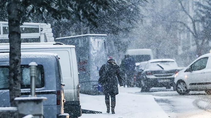 Başkent'te kar ulaşımı zorlaştırdı