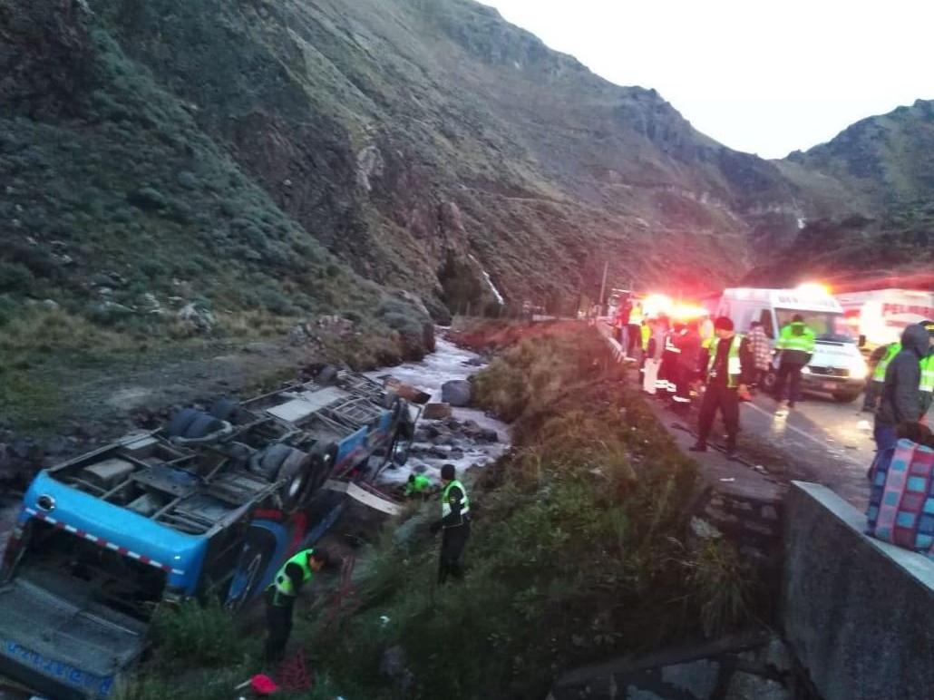 Peru'da şoför uyuyakaldı otobüs nehre yuvarlandı: Çok sayıda ölü var