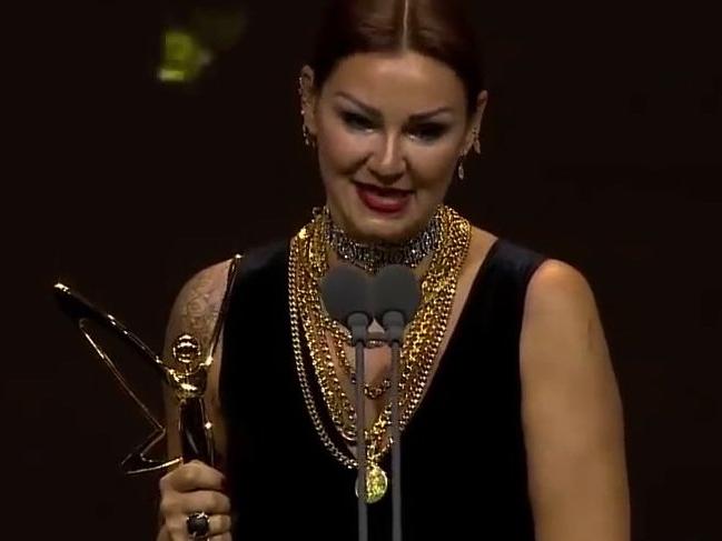 Pınar Altuğ'a 'Ödül alırken utanmadınız mı?' diye sordu