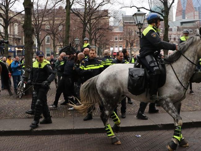 Sarı yelekliler Hollanda sokaklarını birbirine kattı