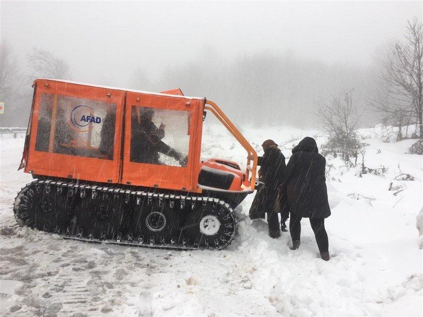 Kartepe'de karda kalan 2 otobüsteki 75 kişiyi AFAD ekipleri kurtardı