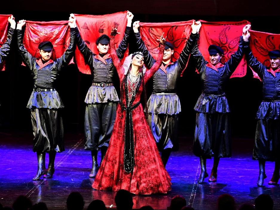 Dünyaca ünlü Gürcü dansçılar İzmir'de sahne aldı
