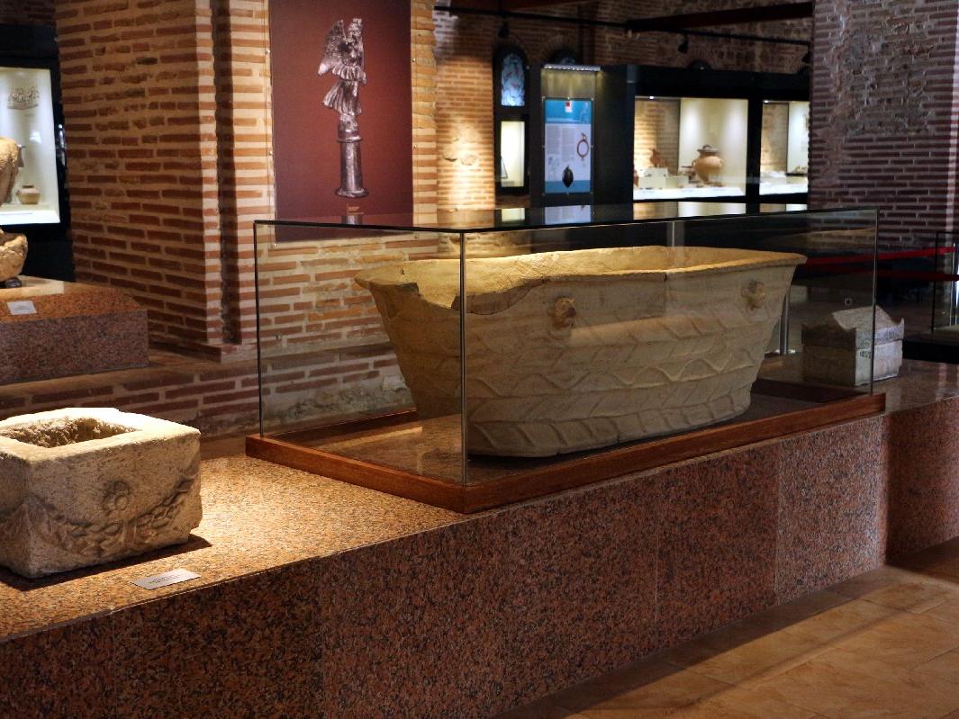 Roma dönemine ait banyo küveti cam fanusta sergileniyor 
