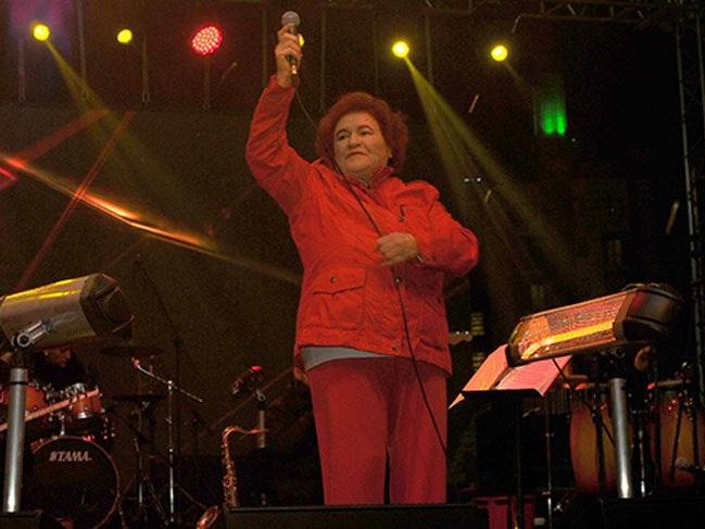 Eskişehir'de konser veren Selda Bağcan'dan, 'Müjdat Gezen ve Metin Akpınar' eleştirisi