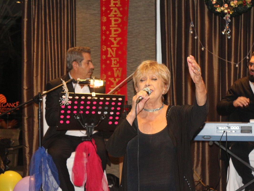 Şarkıcı Tülay Özer, sahnede fenalaştı
