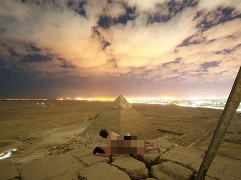 Mısır piramitlerinde rezalet görüntü... Tepesine çıkıp cinsel ilişkiye girdiler!