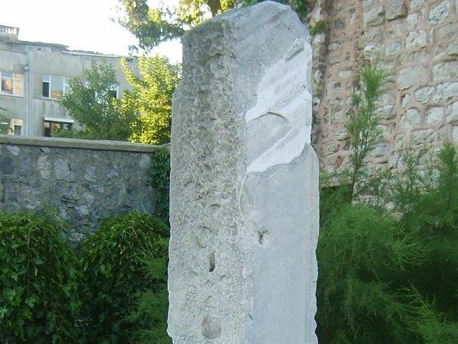 Romalılar döneminde yollara dikilen taşlara ne denir?