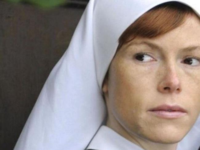 'Rahibe Jenny', yol kenarında soyundu olay oldu