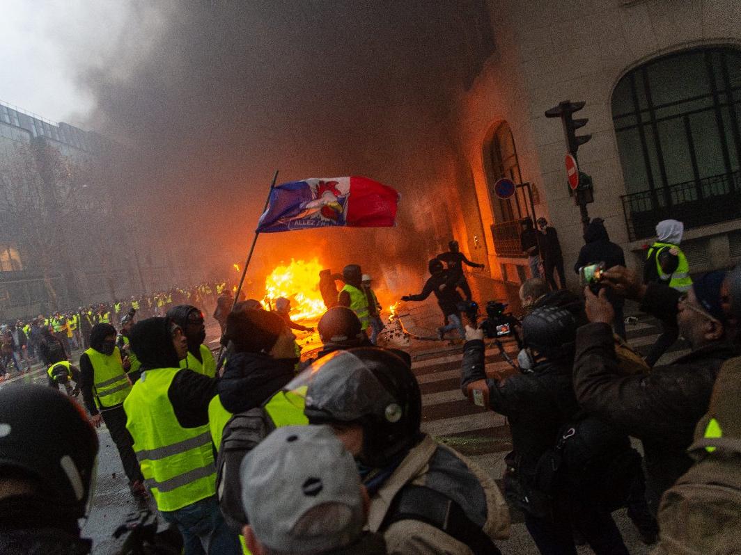 Fransa yanıyor... Gösteri dalgası iki AB ülkesine daha sıçradı