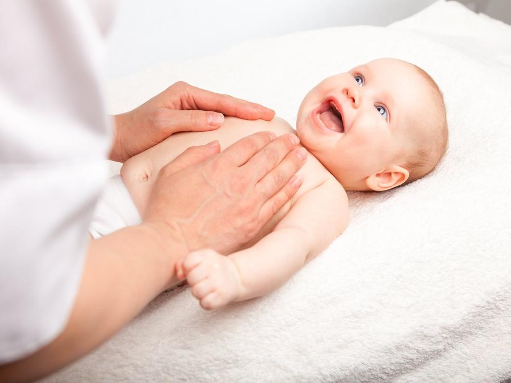 Bebekleri hafifçe sıvazlamak ağrı hissini azaltıyor