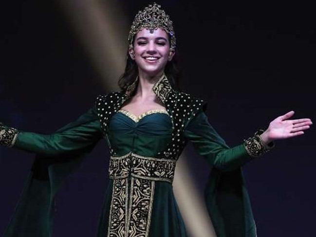 Tara De Vries Miss Universe ulusal kostümler yarışmasına Hürrem Sultan kıyafetiyle katıldı
