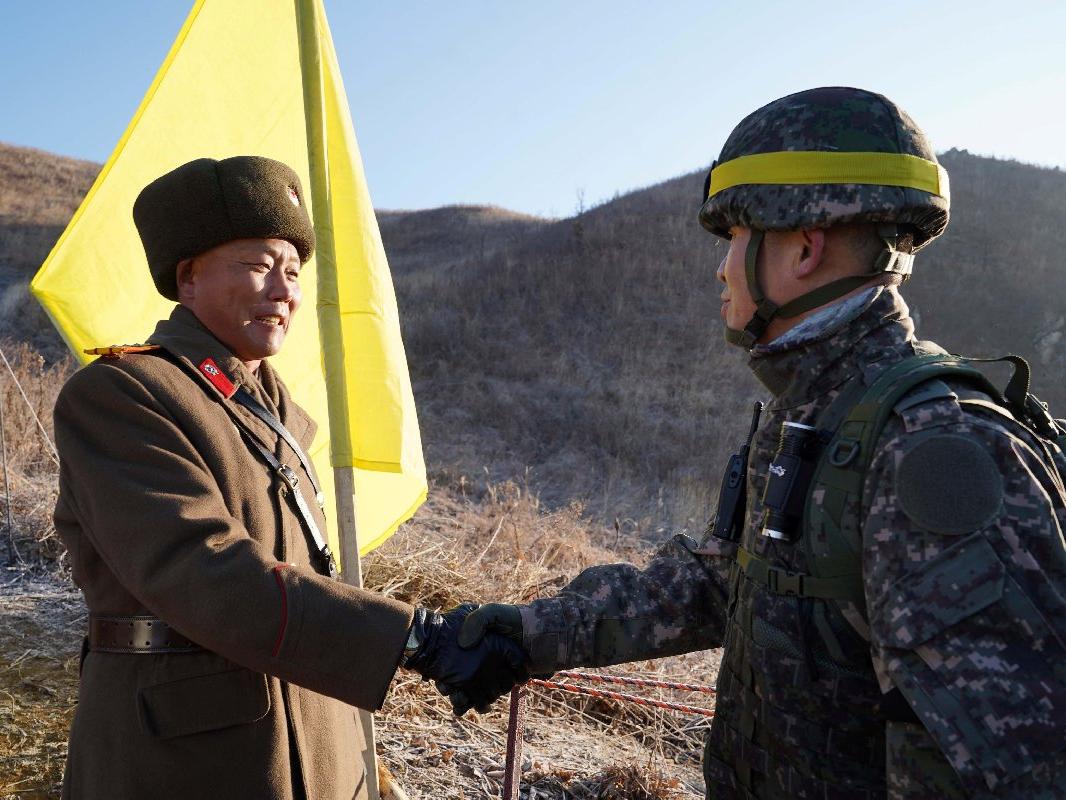 Kore'de tarihi adım... Düşman kardeşlerin askerleri ilk kez bir araya geldi
