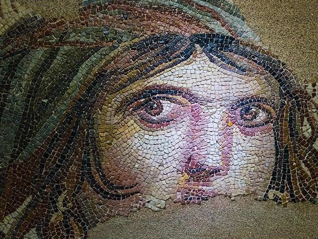 'Çingene Kızı': ABD'den Türkiye'ye geri getirilen tarihi mozaik parçalarının hikayesi ne?