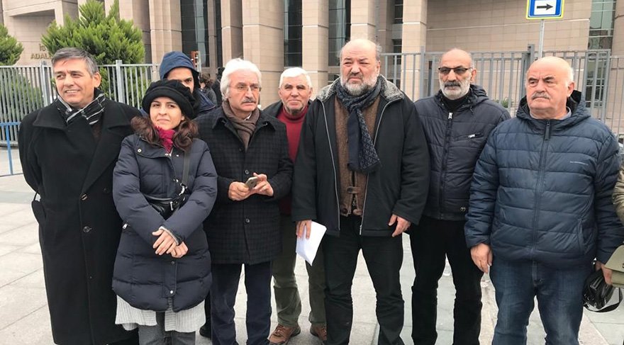 Tahliye edilen Eliaçık ve beraberindeki grup adliye önünde açıklama yaptı. Foto Sözcü