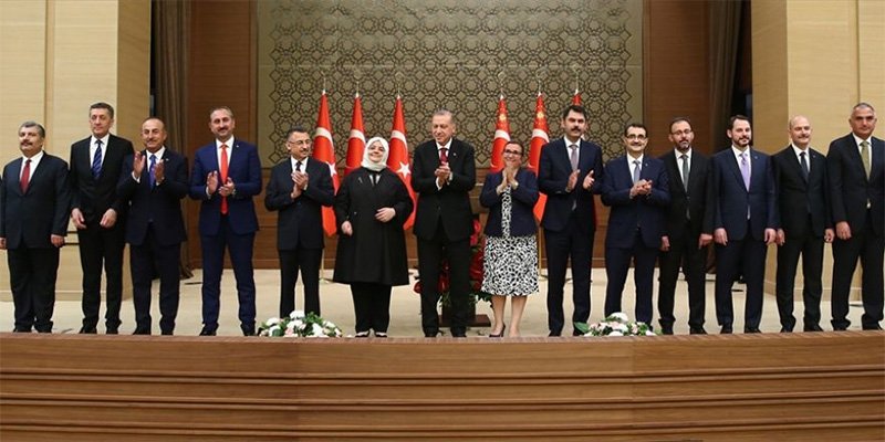 Erdoğan, Cumhurbaşkanlığı Külliyesi'nde düzenlediği basın toplantısında, yeni Cumhurbaşkanlığı Hükümet Sistemi'nin ilk Cumhurbaşkanlığı Kabinesi'ni açıkladı.