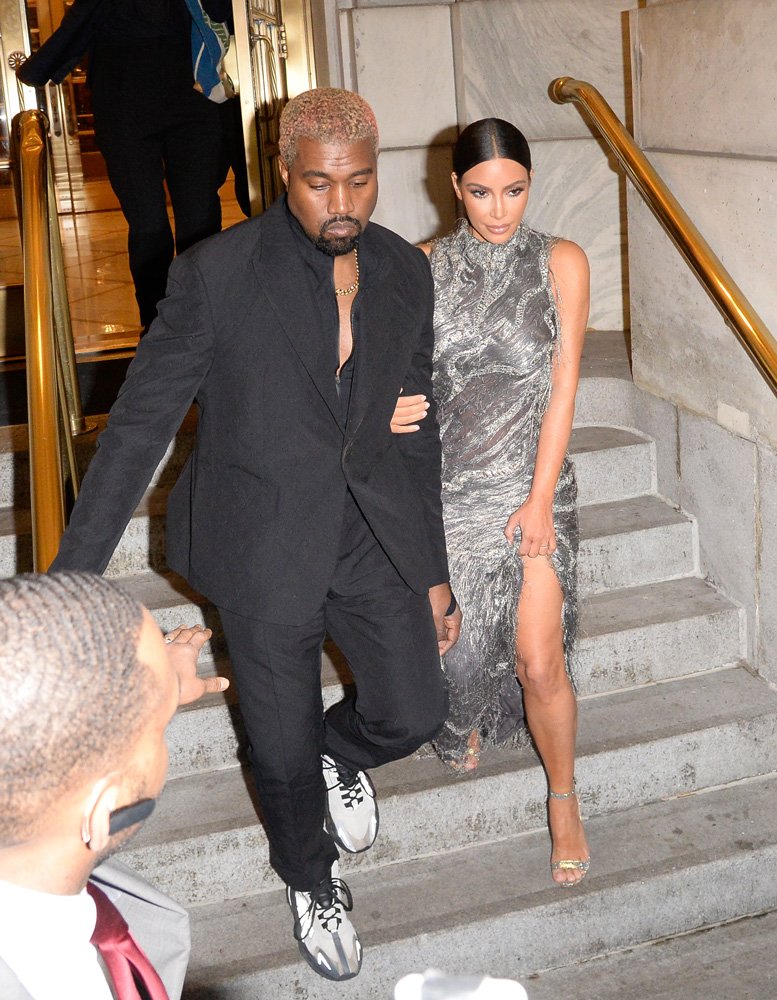 Kim Kardashian ve Kanye West, Cher Müzikali'nden çıkarken görüntülendi...