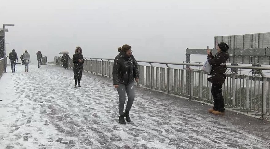 Vatandaşlar senenin ilk karında hatıra fotoğrafları çekti.