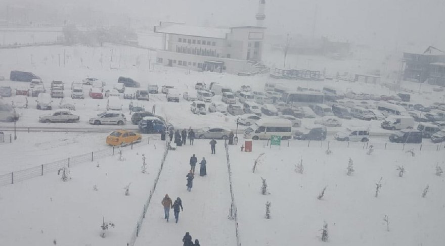Bitlis'te bu sabah tüm şehir karla kaplandı.