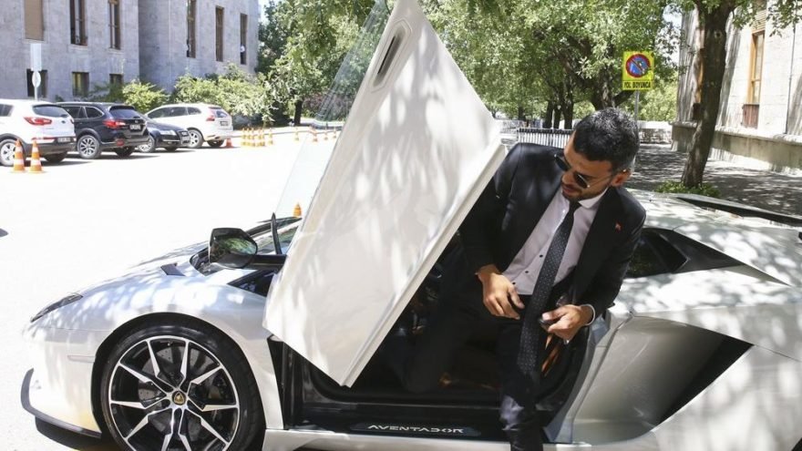 Sofuoğlu seçildikten sonra Meclis'e Lamborghini Aventador marka otomobille gelmişti.