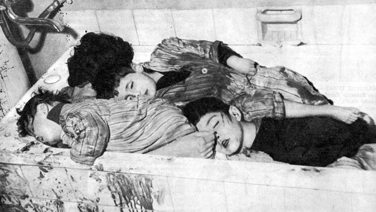 Kıbrıs'tali katliam bu görüntü le beyinlere kazındı Mürüvet İlhan ile çocukları Murat, Kutsi ve Hakan, içerdiği vahşet tablosu nedeniyle bugün 