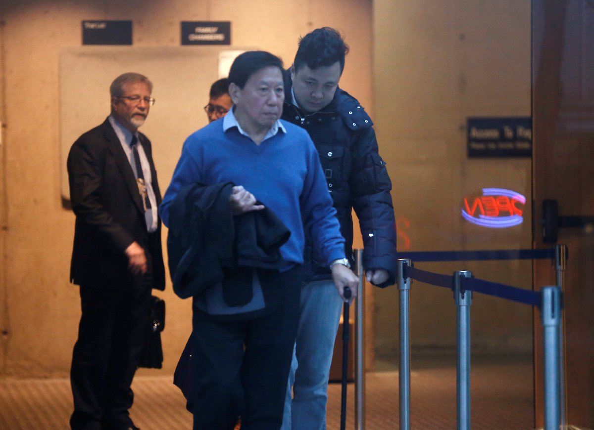 Mıng'ın kocası Liu Xiaozong mahkeme önünde... Fotoğraf: Reuters 