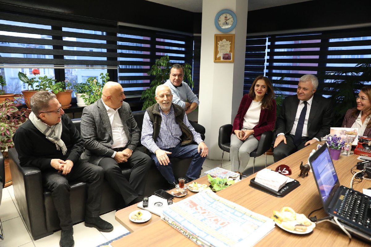 Tuncay Özkan'ın başını çektiği CHP heyeti Sözcü'ye destek ziyaretinde bulunarak Emin Çölaşan ile görüştü.