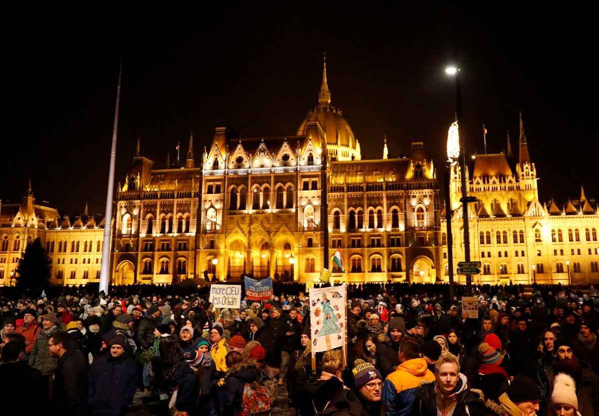 Pazar günü onbinlerce gösterici Orban yönetimini protesto için sokağa döküldü.