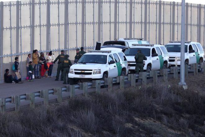 Bir grup göçmen güvenlik güçleri tarafından böyle yakalandı. 